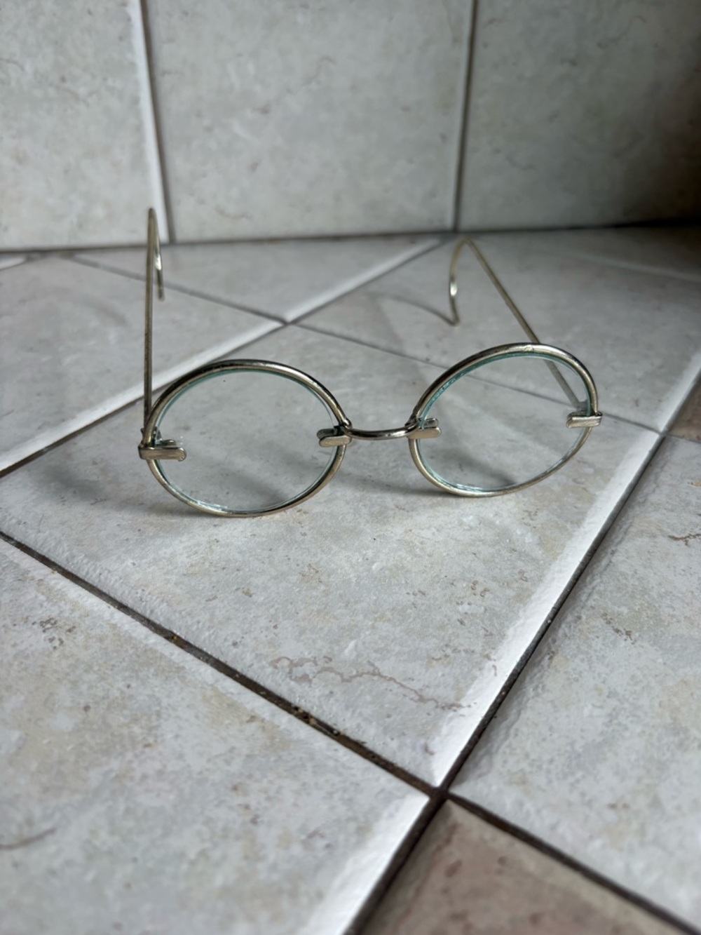 Round Wire Frame Glasses in for shelf display